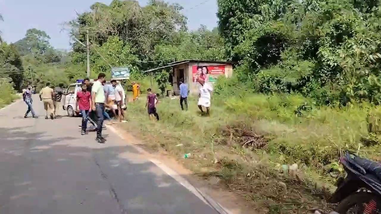 ರಸ್ತೆ ಬದಿ ವಾಲಿದ ನಕ್ಸಲ್​ ವಿಕ್ರಂಗೌಡ ಮೃತದೇಹ ಸಾಗಿಸುತ್ತಿದ್ದ ಆ್ಯಂಬುಲೆನ್ಸ್