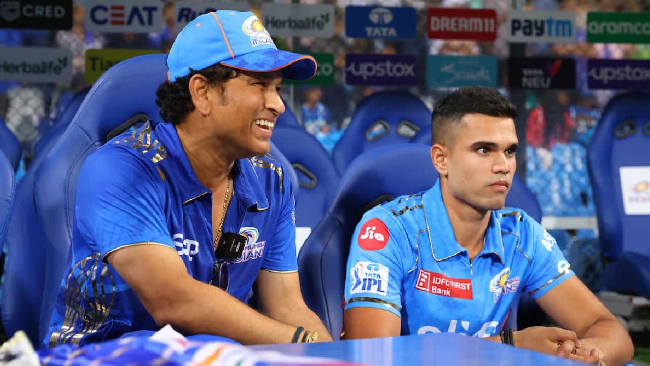 ಇಂಡಿಯನ್ ಪ್ರೀಮಿಯರ್ ಲೀಗ್ (IPL 2025) ಮೆಗಾ ಹರಾಜಿನಲ್ಲಿ 182 ಆಟಗಾರರು ಬಿಕರಿಯಾಗಿದ್ದಾರೆ. ಇವರಲ್ಲಿ ಮಾಸ್ಟರ್ ಬ್ಲಾಸ್ಟರ್ ಸಚಿನ್ ತೆಂಡೂಲ್ಕರ್ ಅವರ ಪುತ್ರ ಅರ್ಜುನ್ ತೆಂಡೂಲ್ಕರ್ ಕೂಡ ಸೇರಿದ್ದಾರೆ. ಈ ಬಾರಿ ಕೂಡ ಅರ್ಜುನ್ ಅವರ ಕೈ ಹಿಡಿದದ್ದು ಮುಂಬೈ ಇಂಡಿಯನ್ಸ್ ಎಂಬುದು ವಿಶೇಷ.