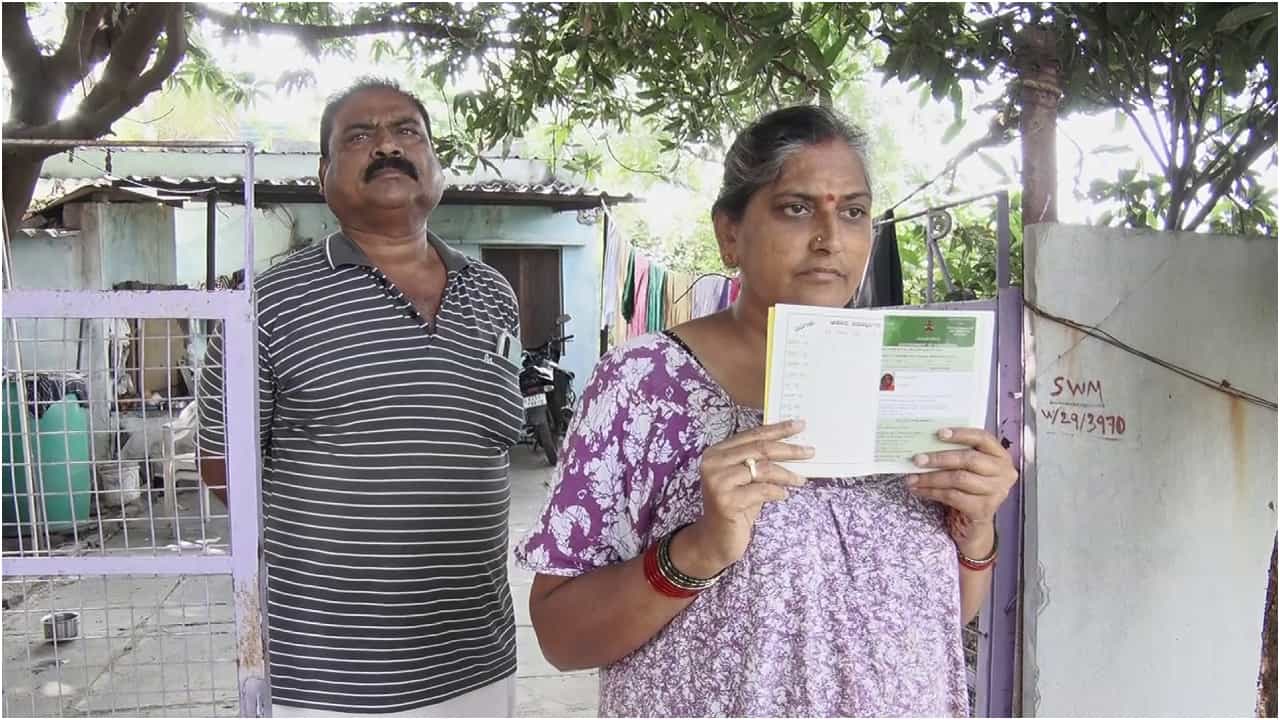 ಬಡ ಚಾಲಕನ ಕುಟುಂಬದ ಬಿಪಿಎಲ್ ಕಾರ್ಡ್ ರದ್ದು: ಪತ್ನಿಗೆ ಬ್ರೈನ್ ಟ್ಯೂಮರ್, ದುಡ್ಡಿಲ್ಲದೆ ಪರದಾಡುತ್ತಿರುವವರ ಮೇಲೆ ಪ್ರಹಾರ ಬಡ ಚಾಲಕನ ಕುಟುಂಬದ ಬಿಪಿಎಲ್ ಕಾರ್ಡ್ ರದ್ದು: ಪತ್ನಿಗೆ ಬ್ರೈನ್ ಟ್ಯೂಮರ್, ದುಡ್ಡಿಲ್ಲದೆ ಪರದಾಡುತ್ತಿರುವವರ ಮೇಲೆ ಪ್ರಹಾರ