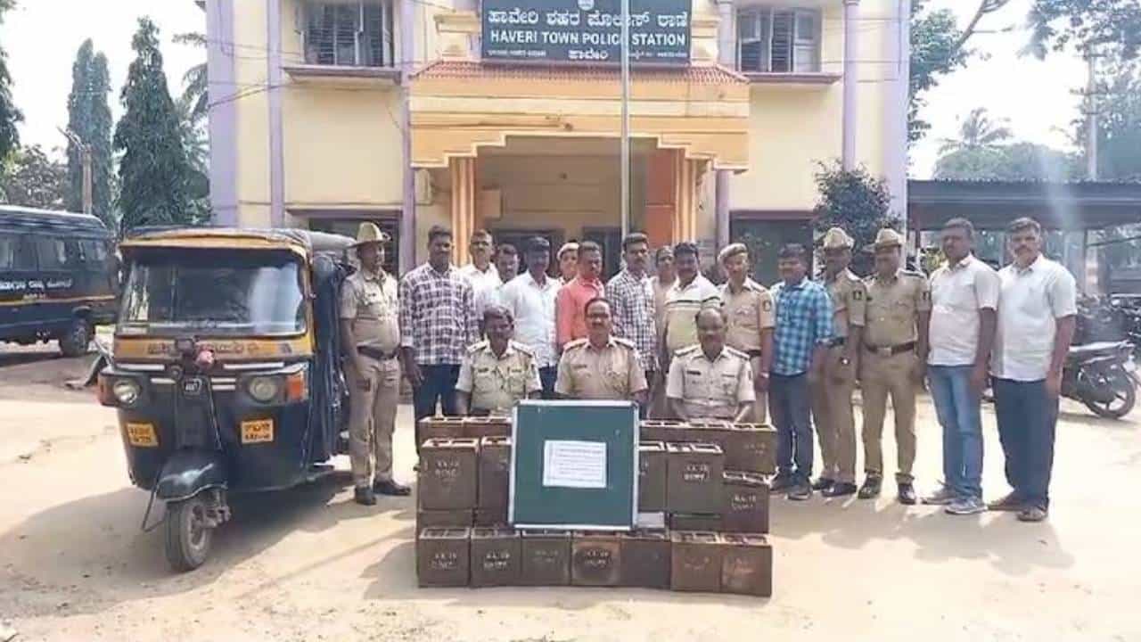 ಶಿಗ್ಗಾಂವಿ ಬೈ ಎಲೆಕ್ಷನ್ ವೇಳೆ ಅನುಮಾನಾಸ್ಪದ ಬ್ಯಾಲೆಟ್ ಬಾಕ್ಸ್ ಪತ್ತೆ ಕೇಸ್: ಐವರ ಬಂಧನ ಶಿಗ್ಗಾಂವಿ ಬೈ ಎಲೆಕ್ಷನ್ ವೇಳೆ ಅನುಮಾನಾಸ್ಪದ ಬ್ಯಾಲೆಟ್ ಬಾಕ್ಸ್ ಪತ್ತೆ ಕೇಸ್: ಐವರ ಬಂಧನ