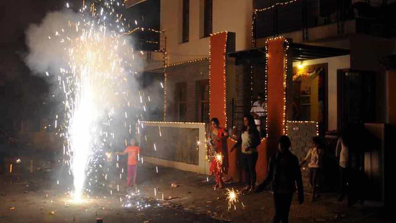 ಪಟಾಕಿ ಸದ್ದು: ಒಂದೇ ದಿನದಲ್ಲಿ ಬೆಂಗಳೂರಿನಲ್ಲಿ ಕುಸಿದ ಗಾಳಿಯ ಗುಣಮಟ್ಟ ಸೂಚ್ಯಂಕ ಪಟಾಕಿ ಸದ್ದು: ಒಂದೇ ದಿನದಲ್ಲಿ ಬೆಂಗಳೂರಿನಲ್ಲಿ ಕುಸಿದ ಗಾಳಿಯ ಗುಣಮಟ್ಟ ಸೂಚ್ಯಂಕ