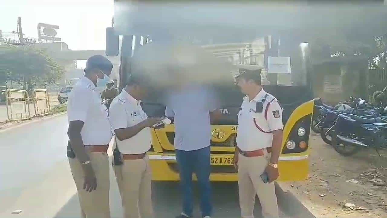 ಡ್ರಂಕ್ ಡ್ರೈವ್: ಬೆಂಗಳೂರಿನ 118 ಶಾಲಾ ಬಸ್ ಚಾಲಕರ ವಿರುದ್ಧ ಕೇಸ್, ಪರವಾನಗಿ ರದ್ದು ಡ್ರಂಕ್ ಡ್ರೈವ್: ಬೆಂಗಳೂರಿನ 118 ಶಾಲಾ ಬಸ್ ಚಾಲಕರ ವಿರುದ್ಧ ಕೇಸ್, ಪರವಾನಗಿ ರದ್ದು