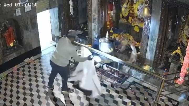 ಬೆಂಗಳೂರಿನ ಕೆಆರ್ ಪುರಂನ ಮುರುಗನ್ ದೇವಸ್ಥಾನದಲ್ಲಿ ದರೋಡೆ; ವಿಡಿಯೋ ಇಲ್ಲಿದೆ ಬೆಂಗಳೂರಿನ ಕೆಆರ್ ಪುರಂನ ಮುರುಗನ್ ದೇವಸ್ಥಾನದಲ್ಲಿ ದರೋಡೆ; ವಿಡಿಯೋ ಇಲ್ಲಿದೆ