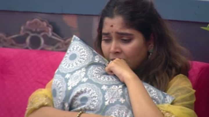 ತಂದೆ-ತಾಯಿ ಇಲ್ಲದ ಐಶ್ವರ್ಯಾಗೆ ಬಿಗ್ಬಾಸ್ನಿಂದ ಭರವಸೆಯ ಪತ್ರ ತಂದೆ-ತಾಯಿ ಇಲ್ಲದ ಐಶ್ವರ್ಯಾಗೆ ಬಿಗ್ಬಾಸ್ನಿಂದ ಭರವಸೆಯ ಪತ್ರ