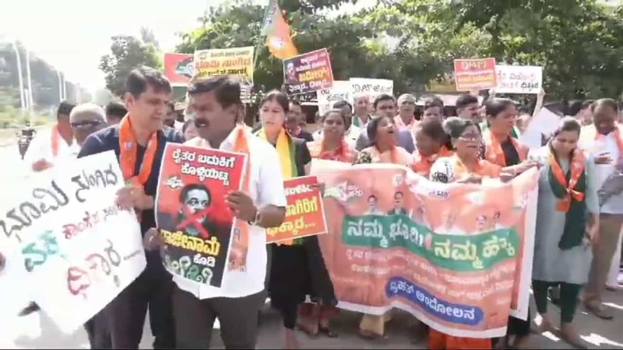 ವಕ್ಫ್ ವಿರುದ್ಧ ಸಿಡಿದೆದ್ದ ಬಿಜೆಪಿ: ನಮ್ಮ ಭೂಮಿ, ನಮ್ಮ ಹಕ್ಕು ಘೋಷಣೆಯಡಿ ರಾಜ್ಯಾದ್ಯಂತ ಪ್ರತಿಭಟನೆ ವಕ್ಫ್ ವಿರುದ್ಧ ಸಿಡಿದೆದ್ದ ಬಿಜೆಪಿ: ನಮ್ಮ ಭೂಮಿ, ನಮ್ಮ ಹಕ್ಕು ಘೋಷಣೆಯಡಿ ರಾಜ್ಯಾದ್ಯಂತ ಪ್ರತಿಭಟನೆ