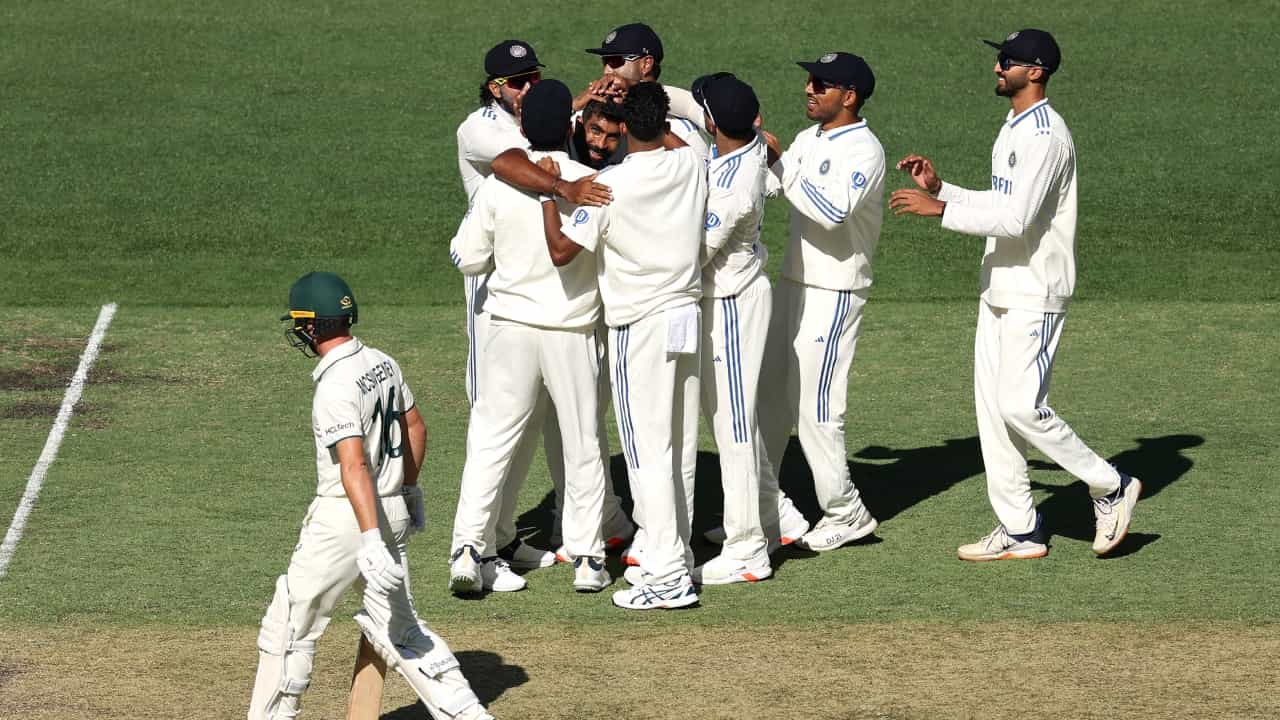 ಪರ್ತ್ ಟೆಸ್ಟ್ನ ಮೊದಲ ದಿನದಾಟ ಮುಕ್ತಾಯಗೊಂಡಿದೆ. ಆಸ್ಟ್ರೇಲಿಯ ತನ್ನ ಮೊದಲ ಇನ್ನಿಂಗ್ಸ್ನಲ್ಲಿ 7 ವಿಕೆಟ್ ಕಳೆದುಕೊಂಡು 67 ರನ್ ಗಳಿಸಿದರೆ, ಇತ್ತ ಮೊದಲು ಬ್ಯಾಟ್ ಮಾಡಿದ ಭಾರತ ತನ್ನ ಮೊದಲ ಇನ್ನಿಂಗ್ಸ್ನಲ್ಲಿ 150 ರನ್ ಗಳಿಸಿತ್ತು. ಈ ನಿಟ್ಟಿನಲ್ಲಿ ಆಸ್ಟ್ರೇಲಿಯಾ ಇನ್ನೂ 83 ರನ್ಗಳ ಹಿನ್ನಡೆ ಅನುಭವಿಸಿದೆ. ಇನ್ನು ಆಸ್ಟ್ರೇಲಿಯಾವನ್ನು ಇಷ್ಟು ಕಡಿಮೆ ಮೊತ್ತಕ್ಕೆ ಕಟ್ಟಿಹಾಕುವಲ್ಲಿ ಜಸ್ಪ್ರೀತ್ ಬುಮ್ರಾ ಪ್ರಮುಖ ಪಾತ್ರವಹಿಸಿದರು.