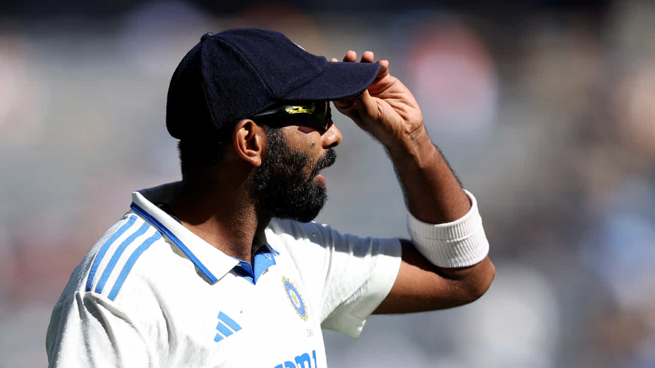 ಟೀಂ ಇಂಡಿಯಾದ ಸ್ಟಾರ್ ಬೌಲರ್ ಜಸ್ಪ್ರೀತ್ ಬುಮ್ರಾ ಮತ್ತೊಮ್ಮೆ ವಿಶ್ವದ ನಂಬರ್ 1 ಟೆಸ್ಟ್ ಬೌಲರ್ ಎನಿಸಿಕೊಂಡಿದ್ದಾರೆ. ಬುಧವಾರ ಬಿಡುಗಡೆಯಾದ ಇತ್ತೀಚಿನ ಐಸಿಸಿ ಟೆಸ್ಟ್ ಶ್ರೇಯಾಂಕದಲ್ಲಿ, ಜಸ್ಪ್ರೀತ್ ಬುಮ್ರಾ ಇಬ್ಬರು ಬೌಲರ್ಗಳನ್ನು ಹಿಂದಿಕ್ಕಿ ನಂಬರ್ 1 ಪಟ್ಟವನ್ನು ಮತ್ತೊಮ್ಮೆ ವಶಪಡಿಸಿಕೊಂಡಿದ್ದಾರೆ.
