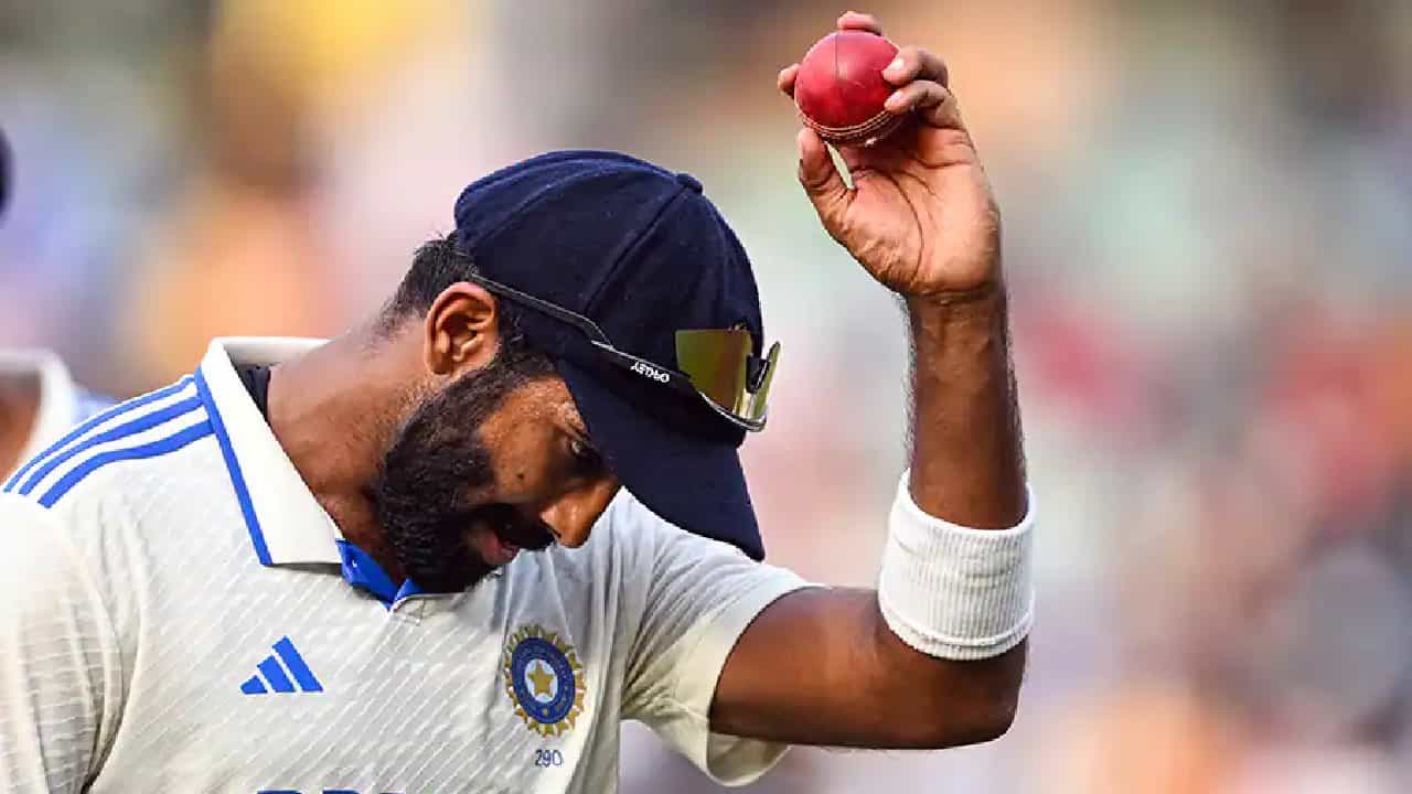 ಆಸ್ಟ್ರೇಲಿಯಾ ವಿರುದ್ಧದ ಮೊದಲ ಟೆಸ್ಟ್ ಪಂದ್ಯದಲ್ಲಿ 5 ವಿಕೆಟ್ ಕಬಳಿಸಿ ಜಸ್ಪ್ರೀತ್ ಬುಮ್ರಾ ಹೊಸ ದಾಖಲೆ ಬರೆದಿದ್ದಾರೆ. ಪರ್ತ್ನ ಒಪ್ಟಸ್ ಸ್ಟೇಡಿಯಂನಲ್ಲಿ ನಡೆಯುತ್ತಿರುವ ಆಸ್ಟ್ರೇಲಿಯಾ ವಿರುದ್ಧದ ಮೊದಲ ಟೆಸ್ಟ್ ಪಂದ್ಯದ ಮೊದಲ ಇನಿಂಗ್ಸ್ನಲ್ಲಿ ಬುಮ್ರಾ 30 ರನ್ ನೀಡಿ 5 ವಿಕೆಟ್ ಕಬಳಿಸಿದ್ದಾರೆ.