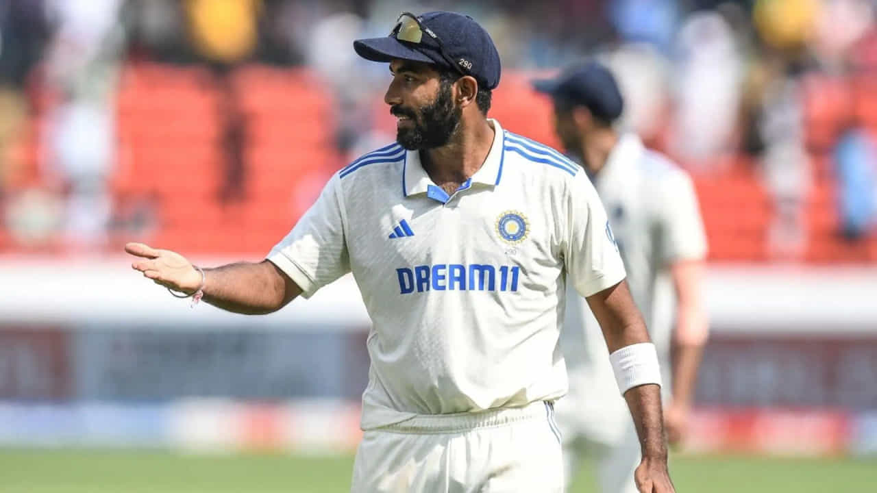 ಆಸ್ಟ್ರೇಲಿಯಾ ಹಾಗೂ ಭಾರತ ನಡುವೆ ನವೆಂಬರ್ 23 ರಿಂದ ಆರಂಭವಾಗಲಿರುವ ಪರ್ತ್ ಟೆಸ್ಟ್ಗೆ ಟೀಂ ಇಂಡಿಯಾದ ಖಾಯಂ ನಾಯಕ ರೋಹಿತ್ ಶರ್ಮಾ ಅಲಭ್ಯರಾಗಿದ್ದಾರೆ. ಹೀಗಾಗಿ ಅವರ ಅನುಪಸ್ಥಿತಿಯಲ್ಲಿ ತಂಡದ ಉಪನಾಯಕನಾಗಿರುವ ಜಸ್ಪ್ರೀತ್ ಬುಮ್ರಾ ಭಾರತ ಟೆಸ್ಟ್ ತಂಡವನ್ನು ಮುನ್ನಡೆಸಲಿದ್ದಾರೆ. ಆದರೆ ಅದಕ್ಕೂ ಮುನ್ನ ಬುಮ್ರಾ ನಾಯಕತ್ವದಲ್ಲಿ ಟೀಂ ಇಂಡಿಯಾದ ಪ್ರದರ್ಶನ ಹೇಗಿದೆ ಎಂಬುದನ್ನು ನೋಡುವುದಾದರೆ..