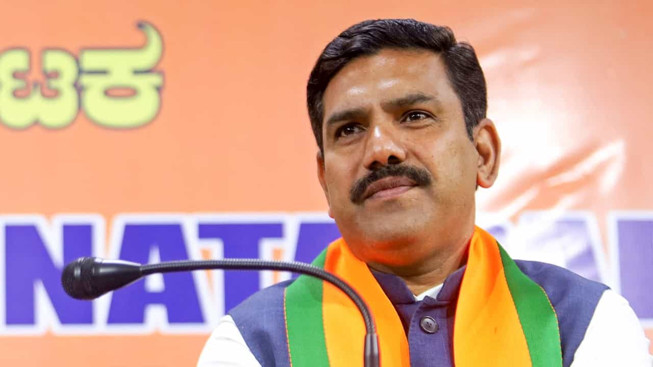 ಪ್ರಧಾನಿ ಮೋದಿಯ ರಾಜಕೀಯ ಪುಡಾರಿ ಎಂದ ಸಿದ್ದರಾಮಯ್ಯಗೆ ಪಲಾಯನವಾದಿ ಎಂದು ವಿಜಯೇಂದ್ರ ತಿರುಗೇಟು ಪ್ರಧಾನಿ ಮೋದಿಯ ರಾಜಕೀಯ ಪುಡಾರಿ ಎಂದ ಸಿದ್ದರಾಮಯ್ಯಗೆ ಪಲಾಯನವಾದಿ ಎಂದು ವಿಜಯೇಂದ್ರ ತಿರುಗೇಟು