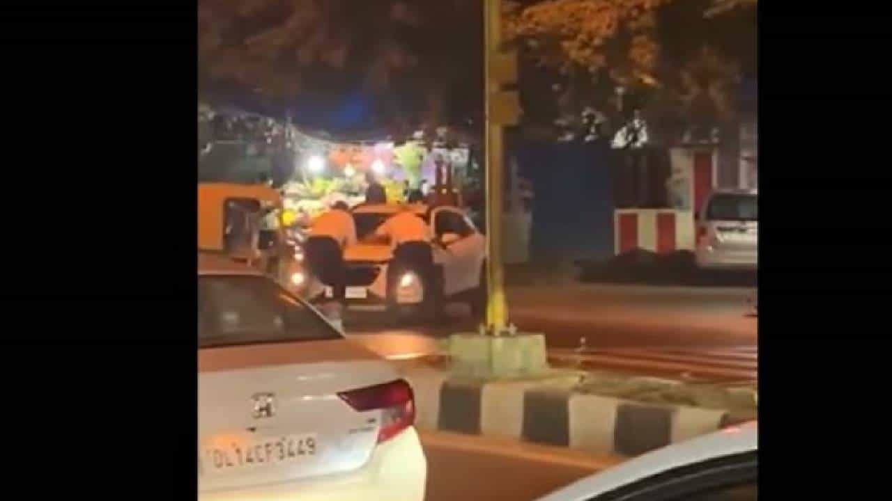 Video: ಕಾರಿನ ಬಾನೆಟ್ ಮೇಲೆ ಟ್ರಾಫಿಕ್ ಪೊಲೀಸರನ್ನು ಎಳೆದೊಯ್ದ ಅಪ್ರಾಪ್ತರು Video: ಕಾರಿನ ಬಾನೆಟ್ ಮೇಲೆ ಟ್ರಾಫಿಕ್ ಪೊಲೀಸರನ್ನು ಎಳೆದೊಯ್ದ ಅಪ್ರಾಪ್ತರು