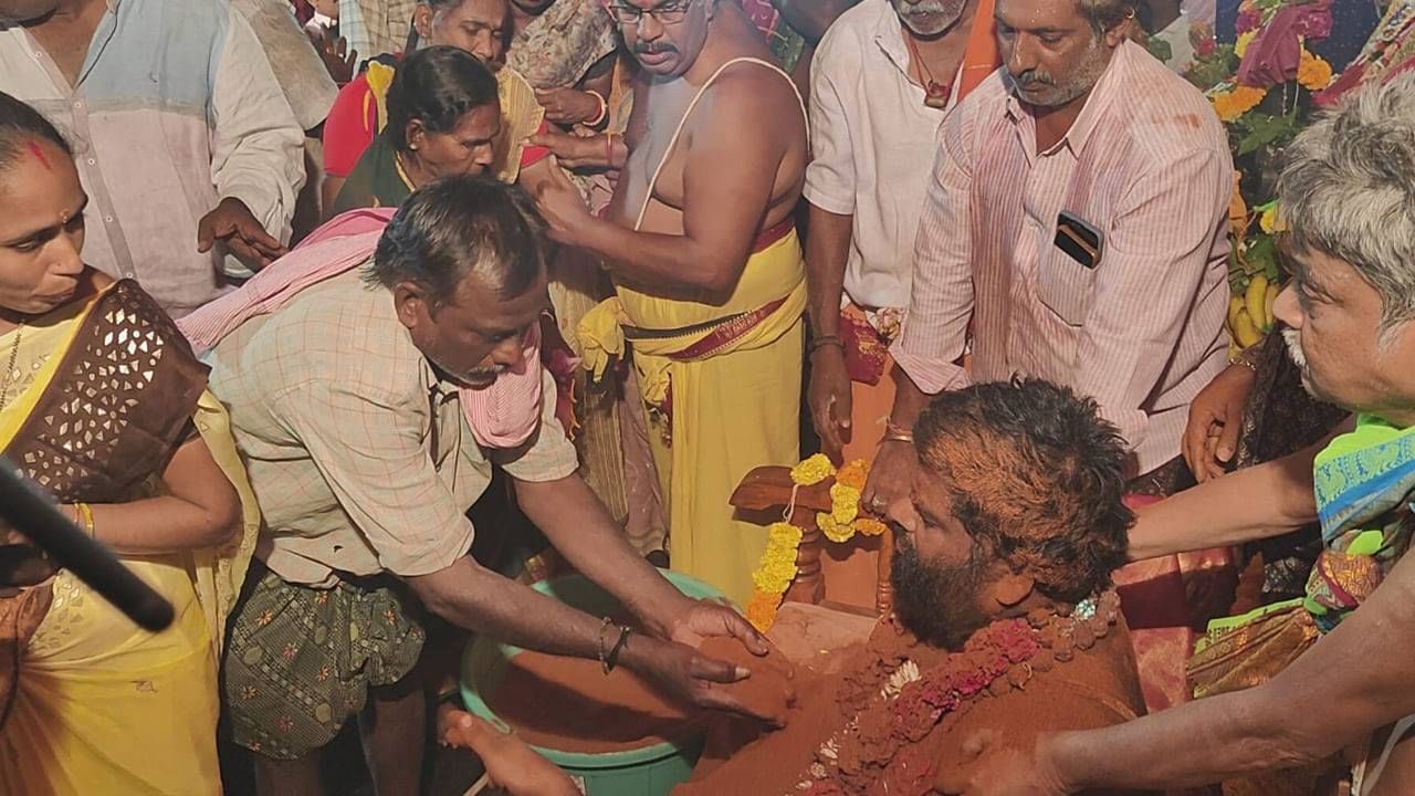 ಹಾಲು, ಪಂಚಾಮೃತದ ಅಭಿಷೇಕಗಳನ್ನು ನೀವು ಸಾಮಾನ್ಯವಾಗಿ ನೋಡಿರುತ್ತೀರಿ.  ಆದರೆ ಎಂದಾದರೂ ಮೆಣಸಿನ ಪುಡಿಯ ಅಭಿಷೇಕದ ಬಗ್ಗೆ ಕೇಳಿದ್ದೀರಾ? ಇದೀಗ ಆಂಧ್ರಪ್ರದೇಶದ  ಏಲೂರು ಜಿಲ್ಲೆಯಲ್ಲಿ ನಡೆದ  ಮೆಣಸಿನ ಪುಡಿಯ ಅಭಿಷೇಕ ಎಲ್ಲೆಡೆ ವೈರಲ್​​ ಆಗಿದೆ. 