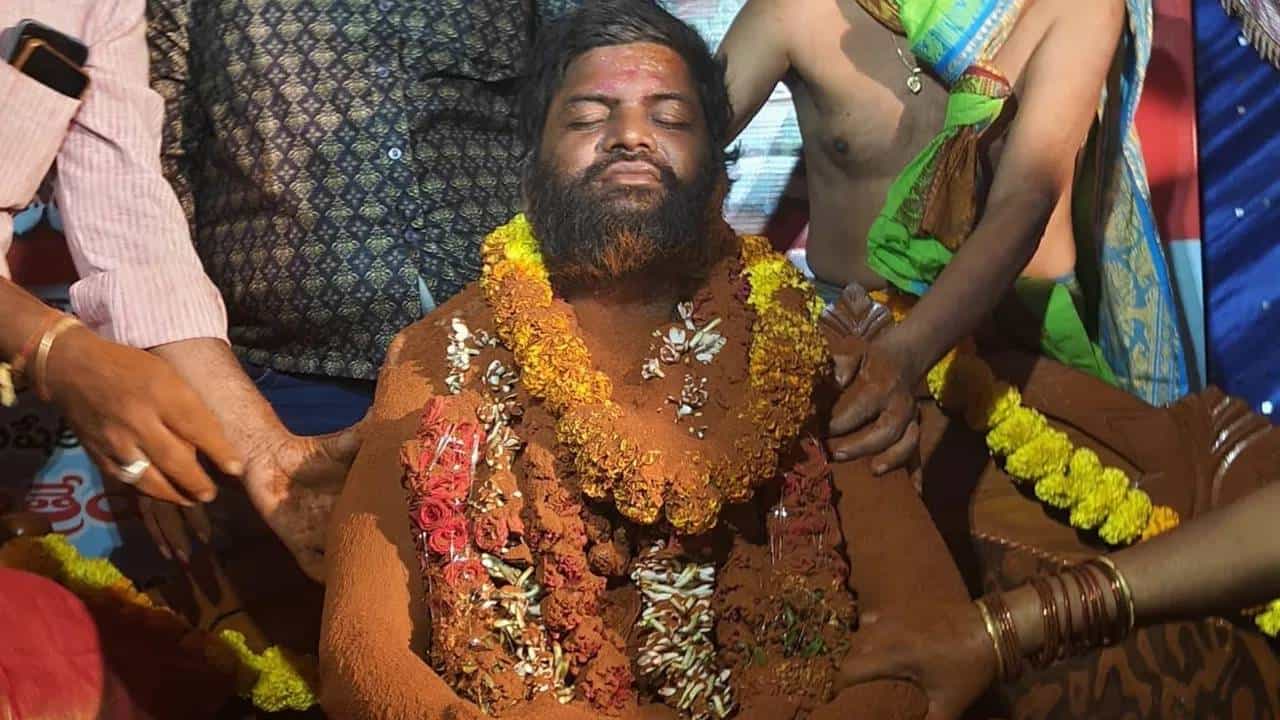 ಸಾಮಾನ್ಯವಾಗಿ ಅಭಿಷೇಕ ಎಂದರೆ ಹಾಲು, ಪಂಚಾಮೃತ, ಜೇನು ಇತ್ಯಾದಿಗಳಿಂದ ಕಲ್ಲಿನ ರೂಪದಲ್ಲಿ ವಿಗ್ರಹಗಳಿಗೆ ಅಭಿಷೇಕ ಮಾಡಲಾಗುತ್ತದೆ. ಆದರೆ ಇತ್ತೀಚಿನ ದಿನಗಳಲ್ಲಿ ಸ್ವಾಮೀಜಿಗಳು ಸೇರಿಂದಂತೆ ರಾಜಕಾರಣಿ, ಸಿನಿಮಾ ನಟರಿಗೆ ಅಭಿಷೇಕ ಮಾಡುವುದು ಹೆಚ್ಚಾಗಿ ಬಿಟ್ಟಿದೆ.