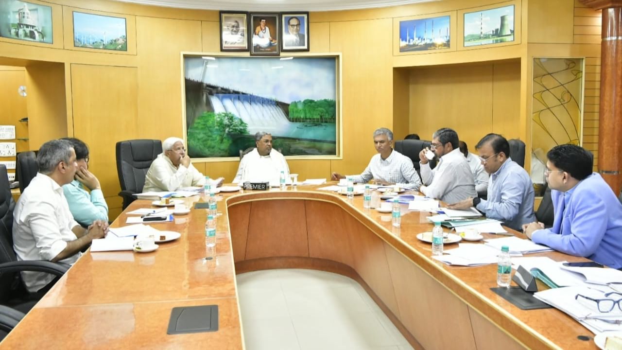 ರೈತರಿಗೆ ನೀಡಿರುವ ವಕ್ಫ್ ನೋಟೀಸ್ ವಾಪಸ್ ಪಡೆಯಿರಿ, ತಕ್ಷಣ ತಿದ್ದುಪಡಿ ರದ್ದು ಮಾಡಿ: ಸಿದ್ದರಾಮಯ್ಯ ಖಡಕ್ ಸೂಚನೆ ರೈತರಿಗೆ ನೀಡಿರುವ ವಕ್ಫ್ ನೋಟೀಸ್ ವಾಪಸ್ ಪಡೆಯಿರಿ, ತಕ್ಷಣ ತಿದ್ದುಪಡಿ ರದ್ದು ಮಾಡಿ: ಸಿದ್ದರಾಮಯ್ಯ ಖಡಕ್ ಸೂಚನೆ