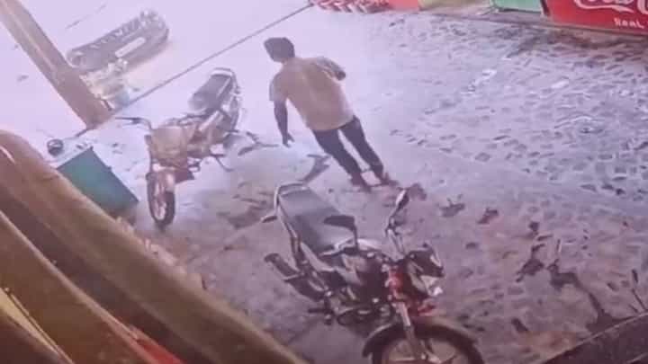 ಕಾಲಿಗೆ ಸರಪಳಿ ಹಾಕಿದರೂ ಕೈದಿ ಪರಾರಿ; ತಲೆಮೇಲೆ ಕೈ ಹೊತ್ತು ಕುಳಿತ ಪೊಲೀಸರು ಕಾಲಿಗೆ ಸರಪಳಿ ಹಾಕಿದರೂ ಕೈದಿ ಪರಾರಿ; ತಲೆಮೇಲೆ ಕೈ ಹೊತ್ತು ಕುಳಿತ ಪೊಲೀಸರು