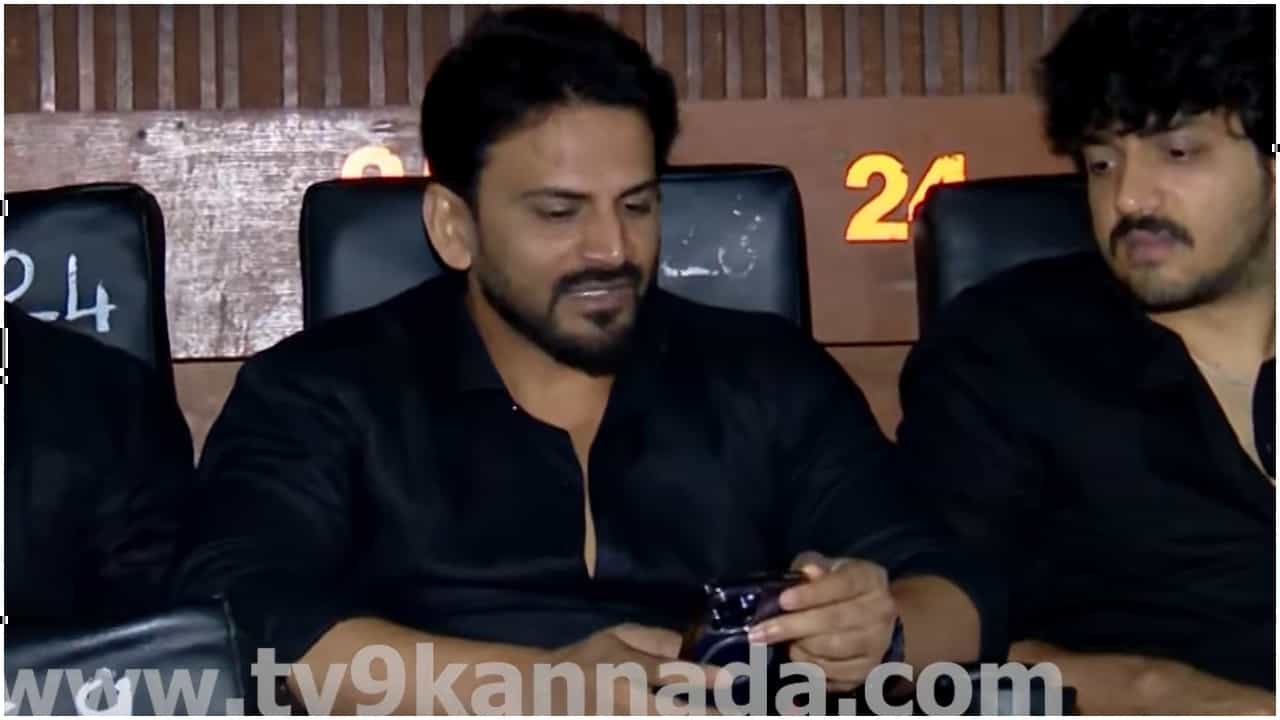 ‘ಭೈರತಿ ರಣಗಲ್’ ಲುಕ್ನಲ್ಲೇ ಶಿವಣ್ಣನ ಸಿನಿಮಾ ನೋಡಲು ಬಂದ ಡಾಲಿ ಧನಂಜಯ್ ‘ಭೈರತಿ ರಣಗಲ್’ ಲುಕ್ನಲ್ಲೇ ಶಿವಣ್ಣನ ಸಿನಿಮಾ ನೋಡಲು ಬಂದ ಡಾಲಿ ಧನಂಜಯ್