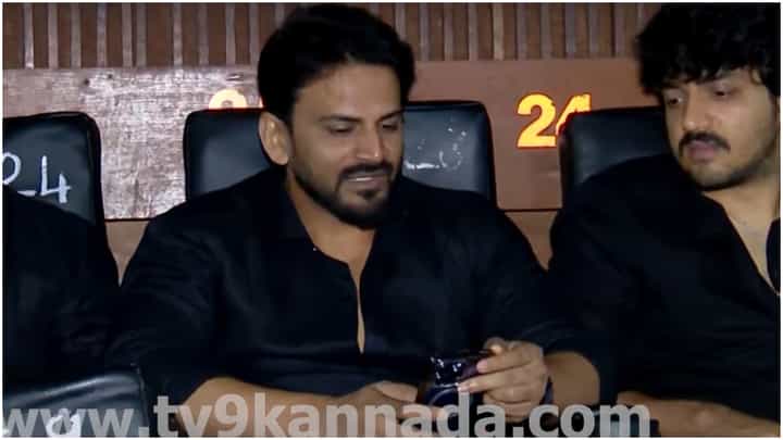 ‘ಭೈರತಿ ರಣಗಲ್’ ಲುಕ್ನಲ್ಲೇ ಶಿವಣ್ಣನ ಸಿನಿಮಾ ನೋಡಲು ಬಂದ ಡಾಲಿ ಧನಂಜಯ್ ‘ಭೈರತಿ ರಣಗಲ್’ ಲುಕ್ನಲ್ಲೇ ಶಿವಣ್ಣನ ಸಿನಿಮಾ ನೋಡಲು ಬಂದ ಡಾಲಿ ಧನಂಜಯ್