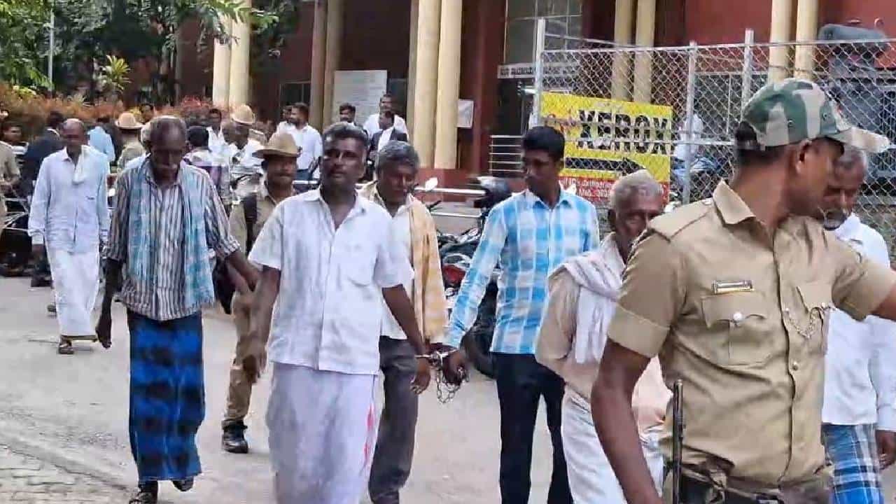 ದಲಿತ ಮಹಿಳೆ ಕೊಲೆ: 21 ಅಪರಾಧಿಗಳಿಗೆ ಜೀವಾವಧಿ ಶಿಕ್ಷೆ ವಿಧಿಸಿ ತುಮಕೂರು ಕೋರ್ಟ್ ದಲಿತ ಮಹಿಳೆ ಕೊಲೆ: 21 ಅಪರಾಧಿಗಳಿಗೆ ಜೀವಾವಧಿ ಶಿಕ್ಷೆ ವಿಧಿಸಿ ತುಮಕೂರು ಕೋರ್ಟ್