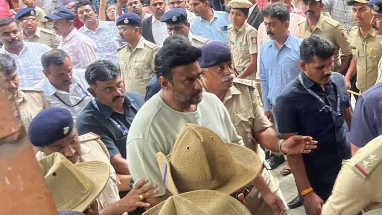 ಆಸ್ಪತ್ರೆಗೆ ದಾಖಲಾಗಿರುವ ದರ್ಶನ್ ಮೇಲೆ ಪೊಲೀಸರ ನಿಗಾ ಆಸ್ಪತ್ರೆಗೆ ದಾಖಲಾಗಿರುವ ದರ್ಶನ್ ಮೇಲೆ ಪೊಲೀಸರ ನಿಗಾ