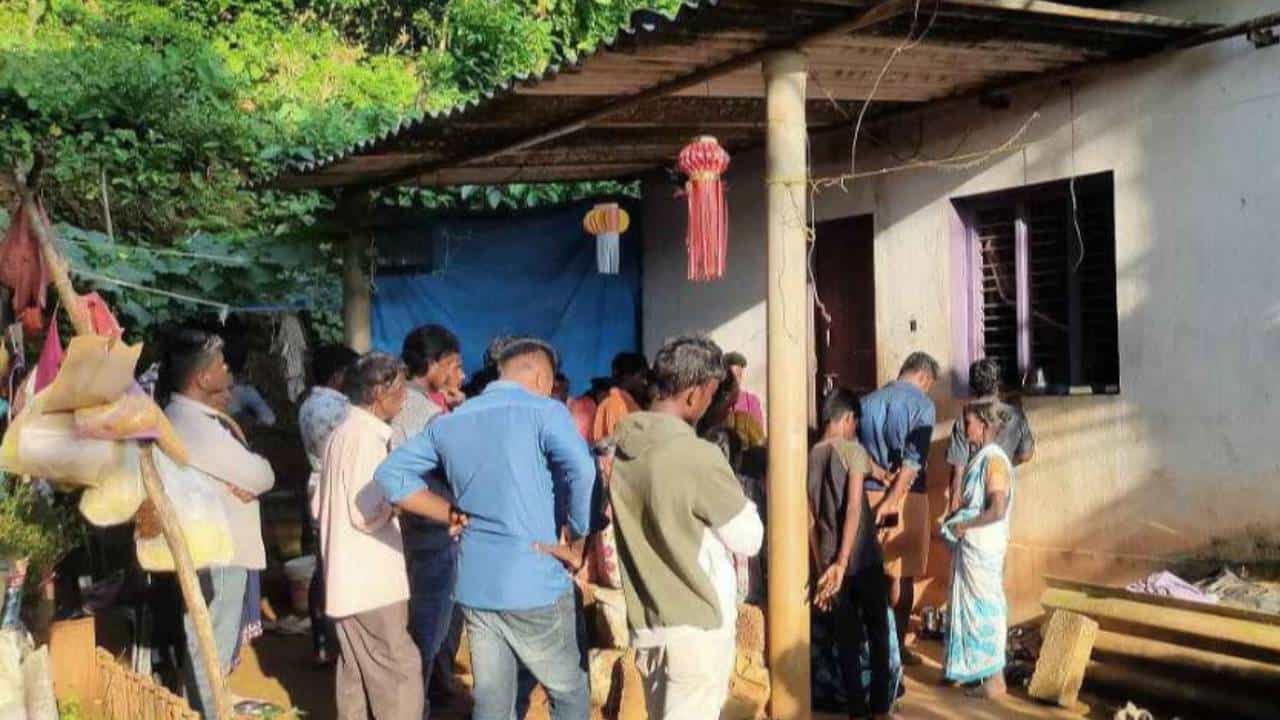 ಪುತ್ತೂರಿನಲ್ಲೊಂದು ಅಮಾನವೀಯ ಘಟನೆ: ಮೃತ ಕಾರ್ಮಿಕನ ಶವ ರಸ್ತೆ ಬದಿ ಮಲಗಿಸಿ ಹೋದ ಮಾಲೀಕ ಪುತ್ತೂರಿನಲ್ಲೊಂದು ಅಮಾನವೀಯ ಘಟನೆ: ಮೃತ ಕಾರ್ಮಿಕನ ಶವ ರಸ್ತೆ ಬದಿ ಮಲಗಿಸಿ ಹೋದ ಮಾಲೀಕ
