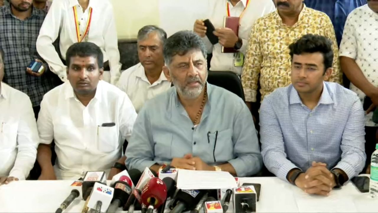ನನ್ನ ಬಳಿ ತಗ್ಗಿ ಬಗ್ಗಿ ಇರಬೇಕು, ಬೇರೆಯವರ ಜತೆಗಿದ್ದಂತೆ ಇದ್ದರೆ ಆಗುವುದಿಲ್ಲ: ಡಿಸಿಎಂ ಡಿಕೆ ಶಿವಕುಮಾರ್ ಖಡಕ್ ಮಾತು ನನ್ನ ಬಳಿ ತಗ್ಗಿ ಬಗ್ಗಿ ಇರಬೇಕು, ಬೇರೆಯವರ ಜತೆಗಿದ್ದಂತೆ ಇದ್ದರೆ ಆಗುವುದಿಲ್ಲ: ಡಿಸಿಎಂ ಡಿಕೆ ಶಿವಕುಮಾರ್ ಖಡಕ್ ಮಾತು