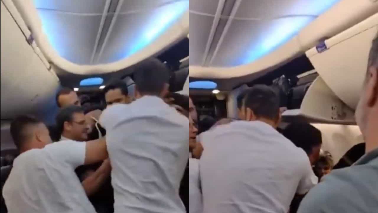 Viral: ವಿಮಾನದ ತುರ್ತು ಬಾಗಿಲು ತೆರೆಯಲು ಯತ್ನಿಸಿ ಪ್ರಯಾಣಿಕನ ಹುಚ್ಚಾಟ; ವಿಡಿಯೋ ವೈರಲ್ Viral: ವಿಮಾನದ ತುರ್ತು ಬಾಗಿಲು ತೆರೆಯಲು ಯತ್ನಿಸಿ ಪ್ರಯಾಣಿಕನ ಹುಚ್ಚಾಟ; ವಿಡಿಯೋ ವೈರಲ್