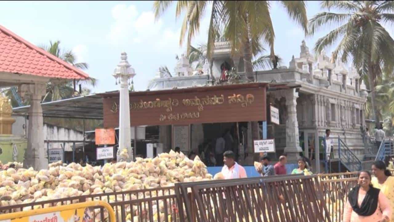 ರಾಮನಗರ ಜಿಲ್ಲೆಯ ಚನ್ನಪಟ್ಟಣ ತಾಲೂಕಿನ ಗೌಡಗೆರೆಯಲ್ಲಿರುವ ಶ್ರೀ ಚಾಮುಂಡೇಶ್ವರಿ ದೇವಾಲಯ ರಾಮನಗರ ಜಿಲ್ಲೆಯ ಸುಪ್ರಸಿದ್ಧ ಪುಣ್ಯಕ್ಷೇತ್ರ. ರಾಜ್ಯದ ಮೂಲೆ ಮೂಲೆಗಳಿಂದ ಜನ ಆ ದೇವಿ ದರ್ಶನಕ್ಕೆ ಆಗಮಿಸುತ್ತಾರೆ. ಧಾರ್ಮಿಕ ಕ್ಷೇತ್ರವಾಗಿದ್ದರೂ ಮಕ್ಕಳ ಜ್ಞಾನಕ್ಕೆ ನೆರವಾಗಲು ನಿಂತಿರುವ ಆ ಜಾಗದಲ್ಲಿ ಈಗ ಹೊಸ ಪ್ರಪಂಚವನ್ನೇ ಸೃಷ್ಟಿ ಮಾಡಲಾಗಿದೆ. ಆ ಕುರಿತಾದ ಫೋಟೋಗಳು ಇಲ್ಲಿವೆ.