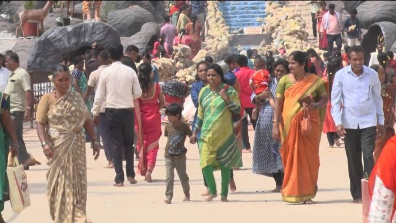 ಗೌಡಗೆರೆಯ ಚಾಮುಂಡೇಶ್ವರಿ ದೇವಾಲಯಕ್ಕೆ ರಾಜ್ಯದ ಮೂಲೆ ಮೂಲೆಗಳಿಂದ ಭಕ್ತರ ದಂಡು ಆಗಮಿಸುತ್ತಿದೆ. ಆ ದೇವಿಯ ಪವಾಡವೋ ಮಹಿಮೆಯೋ, ಭಕ್ತರು ಅಂದುಕೊಂಡಿದ್ದೆಲ್ಲಾ ಘಟಿಸುತ್ತದೆ ಎಂಬ ಪ್ರತೀತಿ ಇದೆ. ಹೀಗಾಗಿ ದಿನಗಳೆದಂತೆ ಭಕ್ತರ ದಂಡು ದುಪ್ಪಟ್ಟಾಗುತ್ತಿದೆ. 
