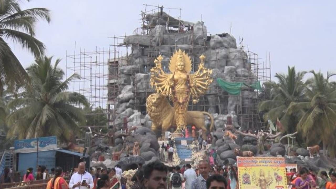 ಹಾಗಾಗಿ ದೇವಸ್ಥಾನದಲ್ಲಿ ವಿಶೇಷವಾಗಿ ಏನಾದರು ಮಾಡಬೇಕು ಎಂಬ ಉದ್ದೇಶ ಚಾಮುಂಡೇಶ್ವರಿ ದೇವಸ್ಥಾನದ ಮಂಡಳಿಗೂ ಇತ್ತು. ಹೀಗಾಗಿ ತಂದೆ, ತಾಯಿ ಜೊತೆ ಬರುವ ಮಕ್ಕಳಿಗೆ ಏನಾದ್ರೂ ಒಂದು ವಿಶೇಷ ಸಂಗತಿ ಮಾಡಬೇಕು ಎಂದುಕೊಂಡ ಮಲ್ಲೇಶ್ ಗುರೂಜಿ, ಚಾಮುಂಡೇಶ್ವರಿ ಪಾದದ ಕೆಳಗೆ ಒಂದು ಇಡೀ ಜಗತ್ತನ್ನೇ ಸೃಷ್ಟಿ ಮಾಡಿದ್ದಾರೆ.‌
