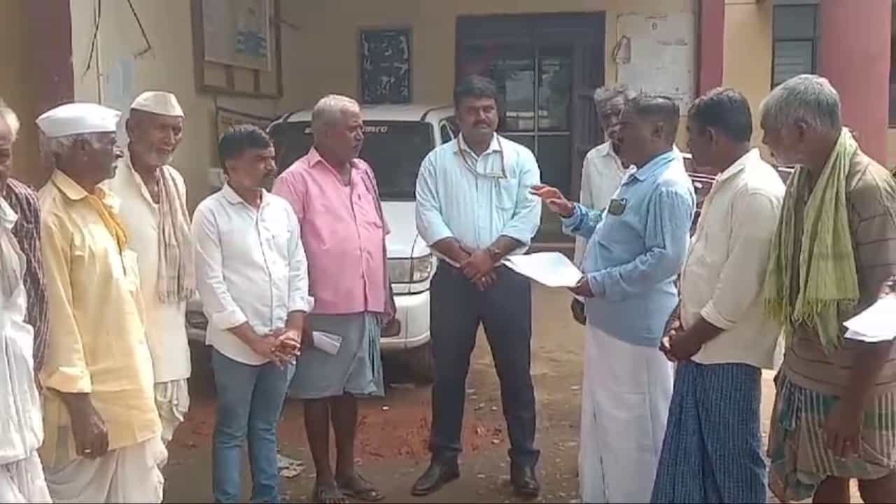 ಗದಗ: ಅನ್ನದಾನೇಶ್ವರ ಮಠದ ಆಸ್ತಿಯಲ್ಲೂ ವಕ್ಫ್ ಹೆಸರು, ಸ್ಮಶಾನ, ರೈತರ 50 ಎಕರೆ ಜಮೀನಿಗೂ ಕಂಟಕ ಗದಗ: ಅನ್ನದಾನೇಶ್ವರ ಮಠದ ಆಸ್ತಿಯಲ್ಲೂ ವಕ್ಫ್ ಹೆಸರು, ಸ್ಮಶಾನ, ರೈತರ 50 ಎಕರೆ ಜಮೀನಿಗೂ ಕಂಟಕ