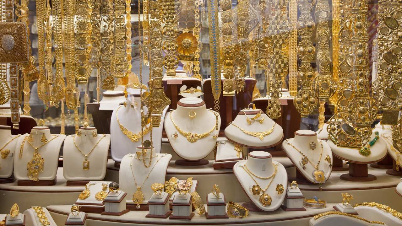 Gold Silver Price on 5th November: ಚಿನ್ನ, ಬೆಳ್ಳಿ ಬೆಲೆ ಎರಡೂ ಇಳಿಕೆ; ಇಲ್ಲಿದೆ ದರಪಟ್ಟಿ Gold Silver Price on 5th November: ಚಿನ್ನ, ಬೆಳ್ಳಿ ಬೆಲೆ ಎರಡೂ ಇಳಿಕೆ; ಇಲ್ಲಿದೆ ದರಪಟ್ಟಿ