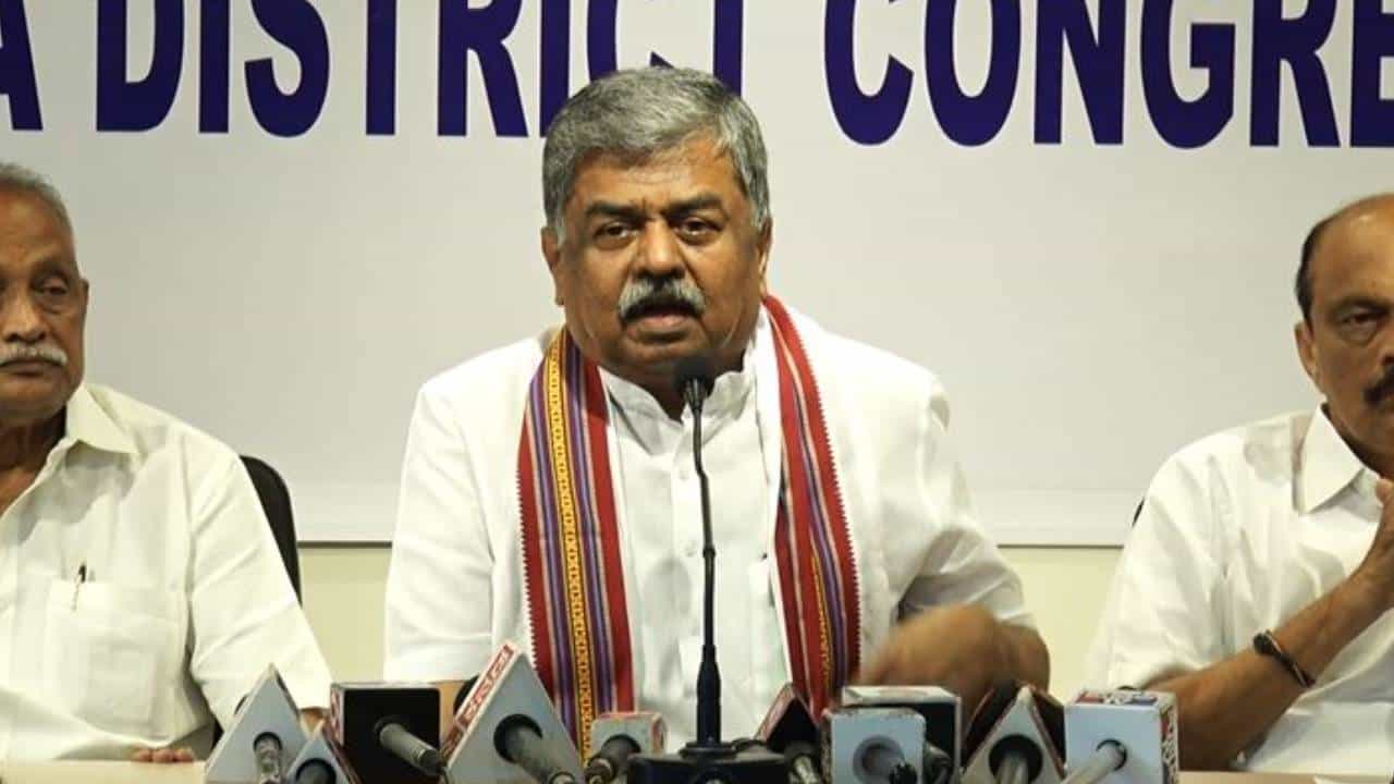 ಬಿಜೆಪಿಯಿಂದ ಮಹಾರಾಷ್ಟ್ರಕ್ಕೆ ಕಂಟೈನರ್ನಲ್ಲಿ ಹಣ ಬಂದಿದೆ: ಬಿಕೆ ಹರಿಪ್ರಸಾದ್ ಆರೋಪ ಬಿಜೆಪಿಯಿಂದ ಮಹಾರಾಷ್ಟ್ರಕ್ಕೆ ಕಂಟೈನರ್ನಲ್ಲಿ ಹಣ ಬಂದಿದೆ: ಬಿಕೆ ಹರಿಪ್ರಸಾದ್ ಆರೋಪ
