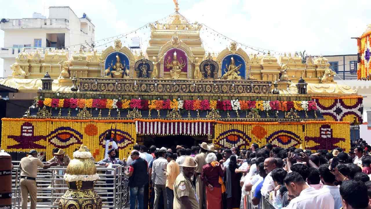 ಹಾಸನಾಂಬೆ ದೇಗುಲ ಕ್ಲೋಸ್: 18 ಲಕ್ಷಕ್ಕೂ ಅಧಿಕ ಭಕ್ತರಿಂದ ದರ್ಶನ, ಕೋಟ್ಯಾಂತರ ರೂ. ಆದಾಯ ಹಾಸನಾಂಬೆ ದೇಗುಲ ಕ್ಲೋಸ್: 18 ಲಕ್ಷಕ್ಕೂ ಅಧಿಕ ಭಕ್ತರಿಂದ ದರ್ಶನ, ಕೋಟ್ಯಾಂತರ ರೂ. ಆದಾಯ