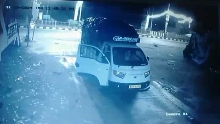 ಹಾಸನ: ಹಾಸನಾಂಬ ದರ್ಶನ ಮುಗಿಸಿ ಹೋಗುತ್ತಿದ್ದವರಿಗೆ ಕಾರು ಡಿಕ್ಕಿಯಾಗಿ ಇಬ್ಬರು ಸಾವು, ಮಹಿಳೆ ಸ್ಥಿತಿ ಗಂಭೀರ ಹಾಸನ: ಹಾಸನಾಂಬ ದರ್ಶನ ಮುಗಿಸಿ ಹೋಗುತ್ತಿದ್ದವರಿಗೆ ಕಾರು ಡಿಕ್ಕಿಯಾಗಿ ಇಬ್ಬರು ಸಾವು, ಮಹಿಳೆ ಸ್ಥಿತಿ ಗಂಭೀರ