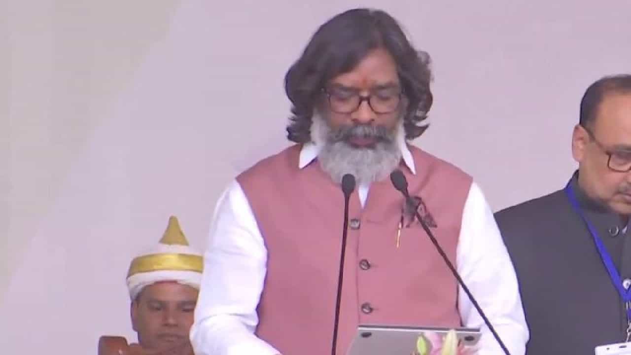 ಜಾರ್ಖಂಡ್ ಸಿಎಂ ಆಗಿ ನಾಲ್ಕನೇ ಬಾರಿ ಜೆಎಂಎಂ ನಾಯಕ ಹೇಮಂತ್ ಸೊರೇನ್ ಪ್ರಮಾಣ ವಚನ ಸ್ವೀಕಾರ ಜಾರ್ಖಂಡ್ ಸಿಎಂ ಆಗಿ ನಾಲ್ಕನೇ ಬಾರಿ ಜೆಎಂಎಂ ನಾಯಕ ಹೇಮಂತ್ ಸೊರೇನ್ ಪ್ರಮಾಣ ವಚನ ಸ್ವೀಕಾರ