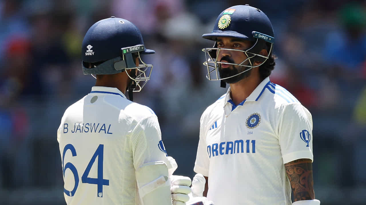 ಪರ್ತ್ ಟೆಸ್ಟ್ನ ಎರಡನೇ ದಿನದಾಟ ಮುಕ್ತಾಯಗೊಂಡಿದೆ. ದಿನದಾಟದಂತ್ಯಕ್ಕೆ ಟೀಂ ಇಂಡಿಯಾ ತನ್ನ ಎರಡನೇ ಇನ್ನಿಂಗ್ಸ್ನಲ್ಲಿ ಯಾವುದೇ ವಿಕೆಟ್ ನಷ್ಟವಿಲ್ಲದೆ 172 ರನ್ ಗಳಿಸಿದೆ. ಸದ್ಯ ಕೆಎಲ್ ರಾಹುಲ್ 62 ರನ್ ಹಾಗೂ ಯಶಸ್ವಿ ಜೈಸ್ವಾಲ್ 90 ರನ್ ಗಳಿಸಿ ಕ್ರೀಸ್ನಲ್ಲಿದ್ದಾರೆ. ಟೀಂ ಇಂಡಿಯಾದ ಒಟ್ಟು ಮುನ್ನಡೆ 218 ರನ್ ಆಗಿದೆ.