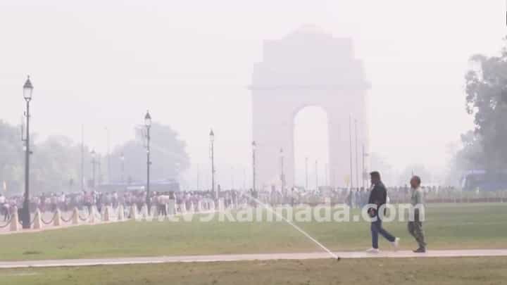 Delhi Air Pollution: ದೆಹಲಿಯಲ್ಲಿ ಮಿತಿ ಮೀರಿದ ವಾಯುಮಾಲಿನ್ಯ, ಪರಿಸ್ಥಿತಿ ಗಂಭೀರ Delhi Air Pollution: ದೆಹಲಿಯಲ್ಲಿ ಮಿತಿ ಮೀರಿದ ವಾಯುಮಾಲಿನ್ಯ, ಪರಿಸ್ಥಿತಿ ಗಂಭೀರ