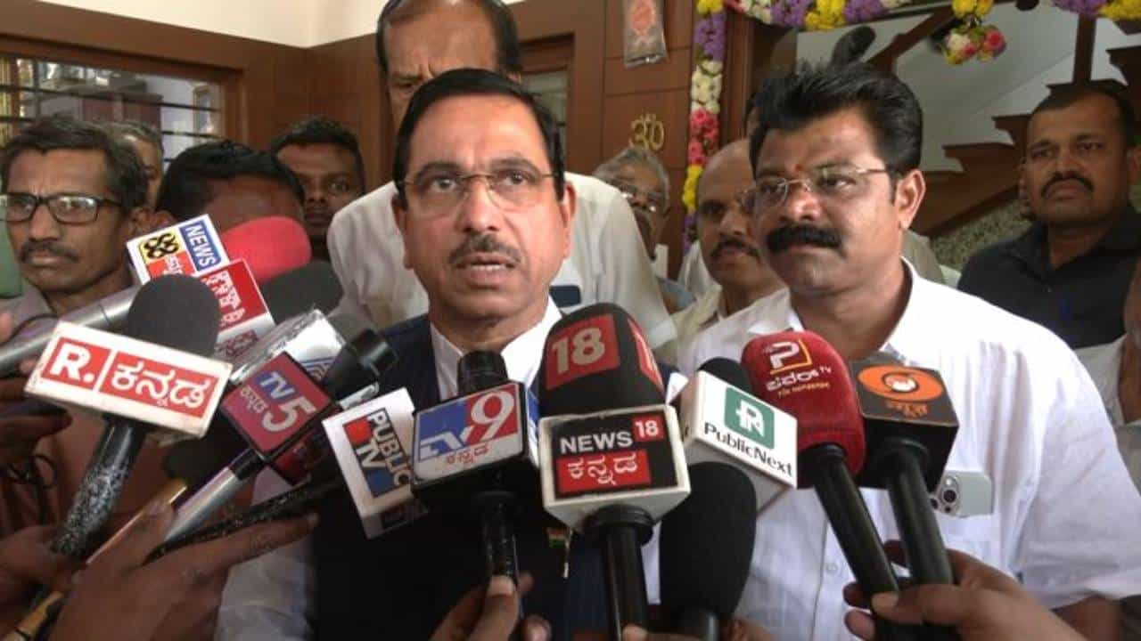 ಸರ್ಕಾರ ದಿವಾಳಿಯಾಗ್ತಿರುವುದರಿಂದ BPL ಕಾರ್ಡ್ ಕಡಿತ: ಸರ್ಕಾರದ ವಿರುದ್ಧ ಜೋಶಿ ಕಿಡಿ ಸರ್ಕಾರ ದಿವಾಳಿಯಾಗ್ತಿರುವುದರಿಂದ BPL ಕಾರ್ಡ್ ಕಡಿತ: ಸರ್ಕಾರದ ವಿರುದ್ಧ ಜೋಶಿ ಕಿಡಿ
