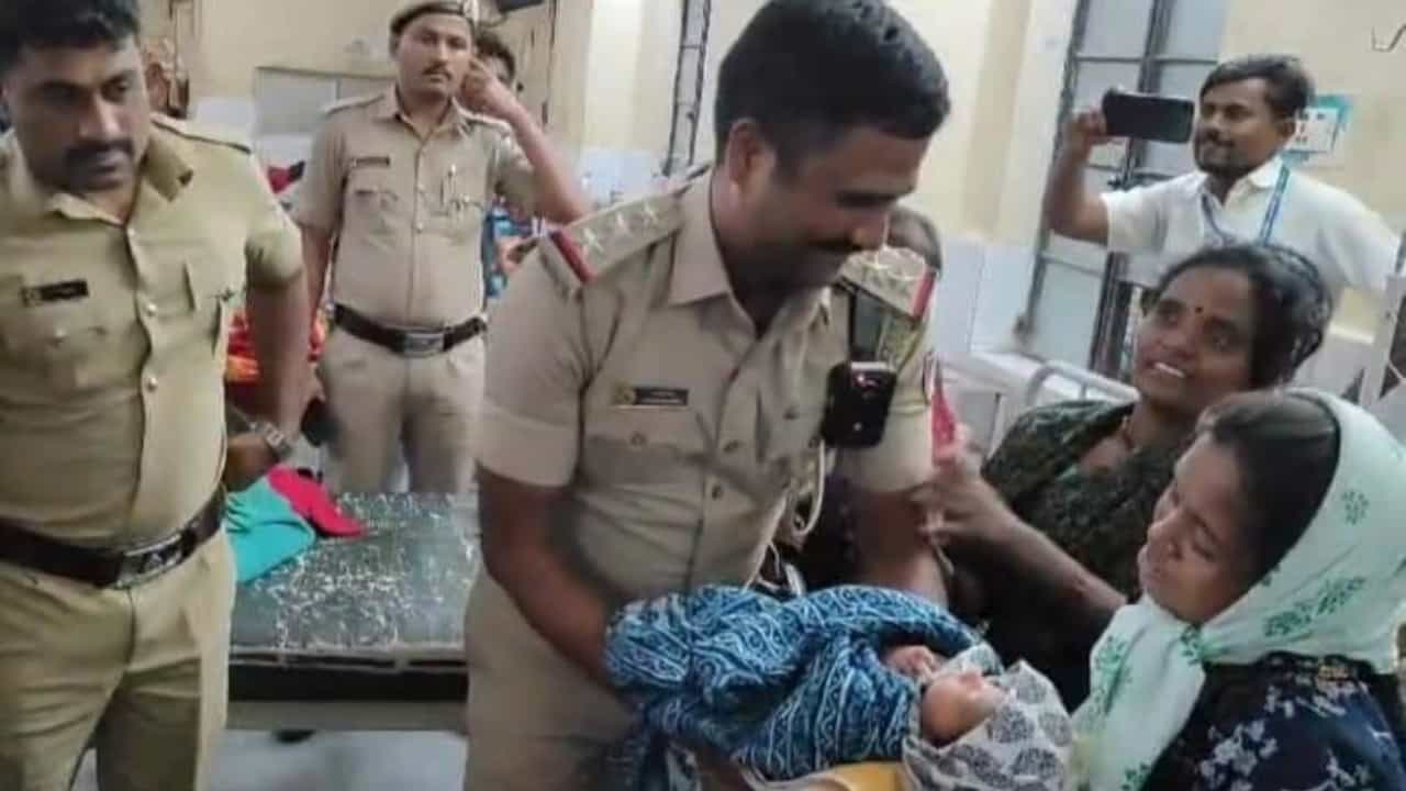 ಕಲಬುರಗಿ ನವಜಾತ ಶಿಶು ಅಪಹರಣ ಪ್ರಕರಣ: 36 ಗಂಟೆಯಲ್ಲಿ ತಾಯಿ ಮಡಿಲು ಸೇರಿದ ಮಗು ಕಲಬುರಗಿ ನವಜಾತ ಶಿಶು ಅಪಹರಣ ಪ್ರಕರಣ: 36 ಗಂಟೆಯಲ್ಲಿ ತಾಯಿ ಮಡಿಲು ಸೇರಿದ ಮಗು