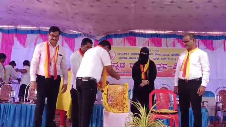 ಭಟ್ಕಳ: ಮುಸ್ಲಿಂ ಜನಪ್ರತಿನಿಧಿಯಿಂದ ಭುವನೇಶ್ವರಿ ಭಾವಚಿತ್ರಕ್ಕೆ ಅಗೌರವ ಭಟ್ಕಳ: ಮುಸ್ಲಿಂ ಜನಪ್ರತಿನಿಧಿಯಿಂದ ಭುವನೇಶ್ವರಿ ಭಾವಚಿತ್ರಕ್ಕೆ ಅಗೌರವ