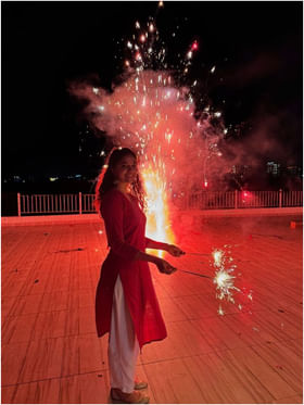 ಪಟಾಕಿ ಹೊಡೆದು ದೀಪಾವಳಿ ಸಂಭ್ರಮದಲ್ಲಿ ಮುಳುಗಿದ ಕೀರ್ತಿ ಸುರೇಶ್