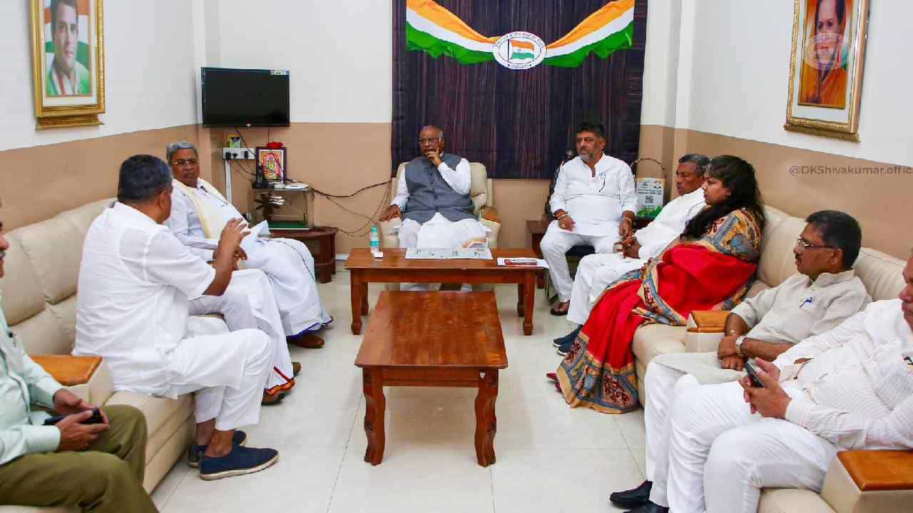 ರಾಜಕೀಯ ರಹಸ್ಯ: ಸಿಎಂ, ಡಿಸಿಎಂಗೆ ಖರ್ಗೆ ಓಪನ್ ಆಗಿ ಕ್ಲಾಸ್ ತೆಗೆದುಕೊಂಡಿದ್ದೇಕೆ? ರಾಜಕೀಯ ರಹಸ್ಯ: ಸಿಎಂ, ಡಿಸಿಎಂಗೆ ಖರ್ಗೆ ಓಪನ್ ಆಗಿ ಕ್ಲಾಸ್ ತೆಗೆದುಕೊಂಡಿದ್ದೇಕೆ?