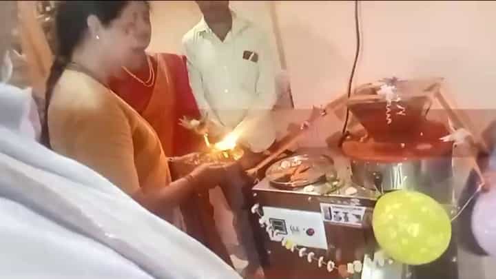 ಬೆಳಗಾವಿ: ಗೃಹ ಲಕ್ಷ್ಮಿ ಹಣದಿಂದ ಖಾರ ಪುಡಿ ತಯಾರಿಸುವ ಯಂತ್ರ ಖರೀದಿಸಿದ ಮಹಿಳೆ ಬೆಳಗಾವಿ: ಗೃಹ ಲಕ್ಷ್ಮಿ ಹಣದಿಂದ ಖಾರ ಪುಡಿ ತಯಾರಿಸುವ ಯಂತ್ರ ಖರೀದಿಸಿದ ಮಹಿಳೆ