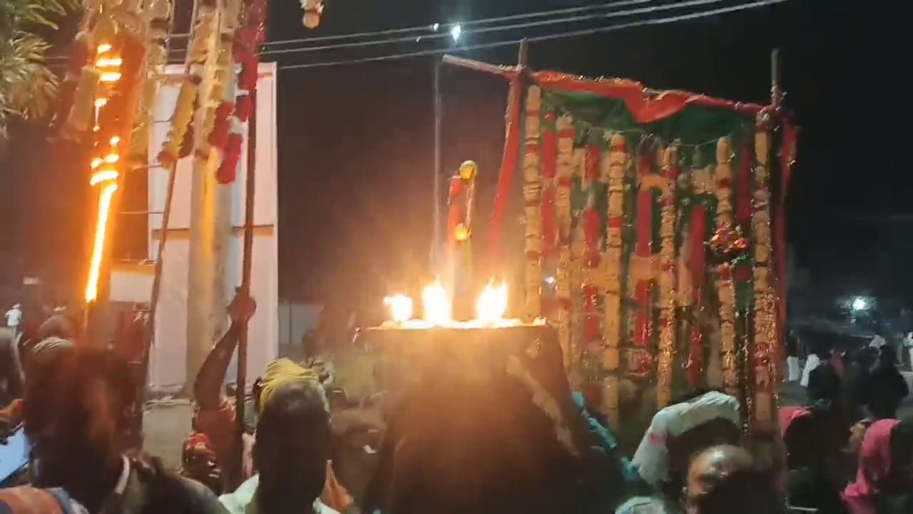 ಬೀದರ್: ಮದಾರ ಸಾಹೆಬ್ ಉರೂಸ್ಗೆ ಹಿಂದೂಗಳದ್ದೇ ಸಾರಥ್ಯ! ಕೋಮು ಸೌಹಾರ್ದತೆಗೆ ಸಾಕ್ಷಿ ಕೋಹಿನೂರು ಜಾತ್ರೆ ಬೀದರ್: ಮದಾರ ಸಾಹೆಬ್ ಉರೂಸ್ಗೆ ಹಿಂದೂಗಳದ್ದೇ ಸಾರಥ್ಯ! ಕೋಮು ಸೌಹಾರ್ದತೆಗೆ ಸಾಕ್ಷಿ ಕೋಹಿನೂರು ಜಾತ್ರೆ