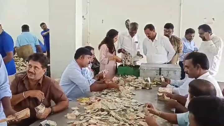 ಕೇವಲ 27 ದಿನಗಳಲ್ಲೇ ಮತ್ತೆ ಕೋಟ್ಯಧಿಪತಿಯಾದ ಮಾದಪ್ಪ ಕೇವಲ 27 ದಿನಗಳಲ್ಲೇ ಮತ್ತೆ ಕೋಟ್ಯಧಿಪತಿಯಾದ ಮಾದಪ್ಪ