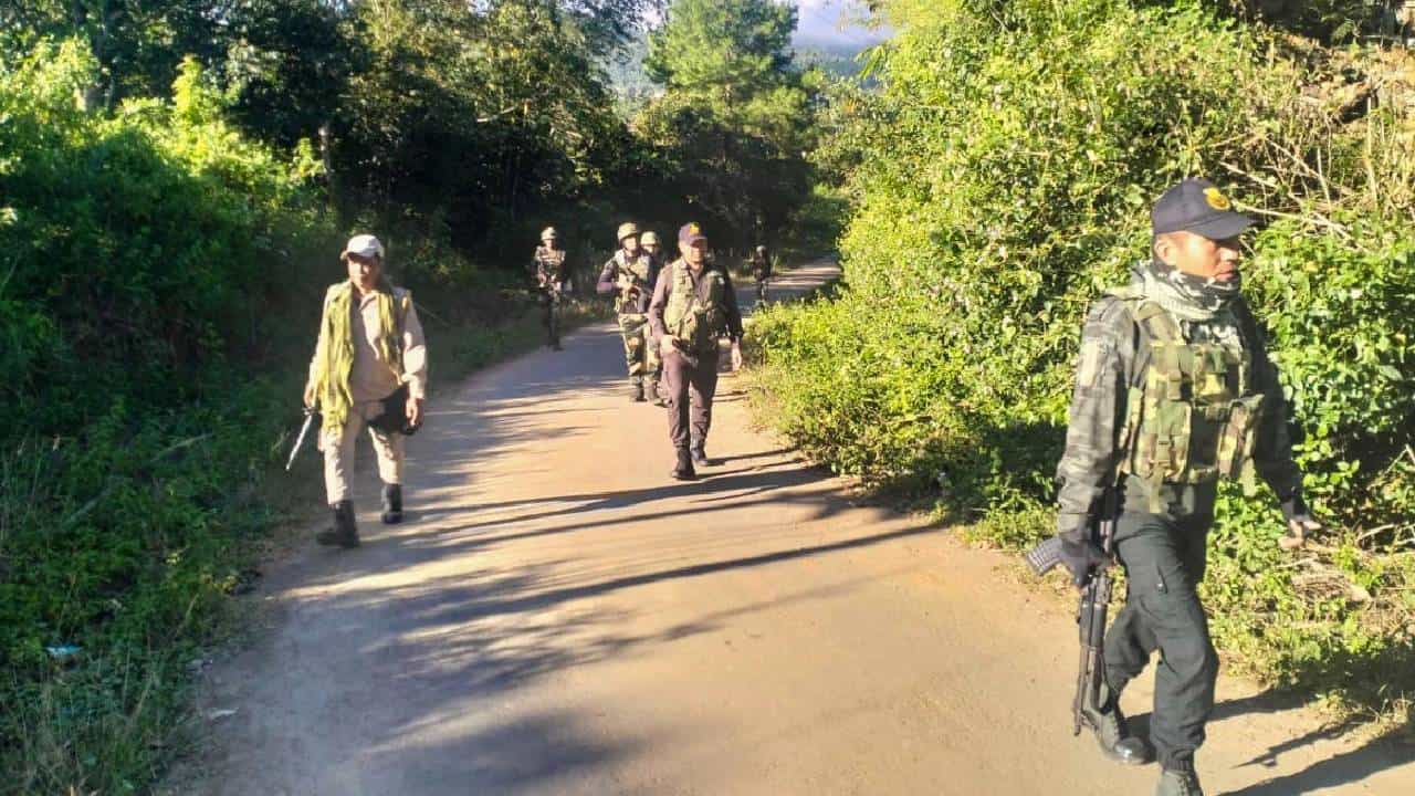 Manipur: ಮಣಿಪುರದಲ್ಲಿ ಹಿಂಸಾಚಾರ, 6 ಮಂದಿ ನಾಪತ್ತೆ, ಇಬ್ಬರ ಶವ ಪತ್ತೆ Manipur: ಮಣಿಪುರದಲ್ಲಿ ಹಿಂಸಾಚಾರ, 6 ಮಂದಿ ನಾಪತ್ತೆ, ಇಬ್ಬರ ಶವ ಪತ್ತೆ