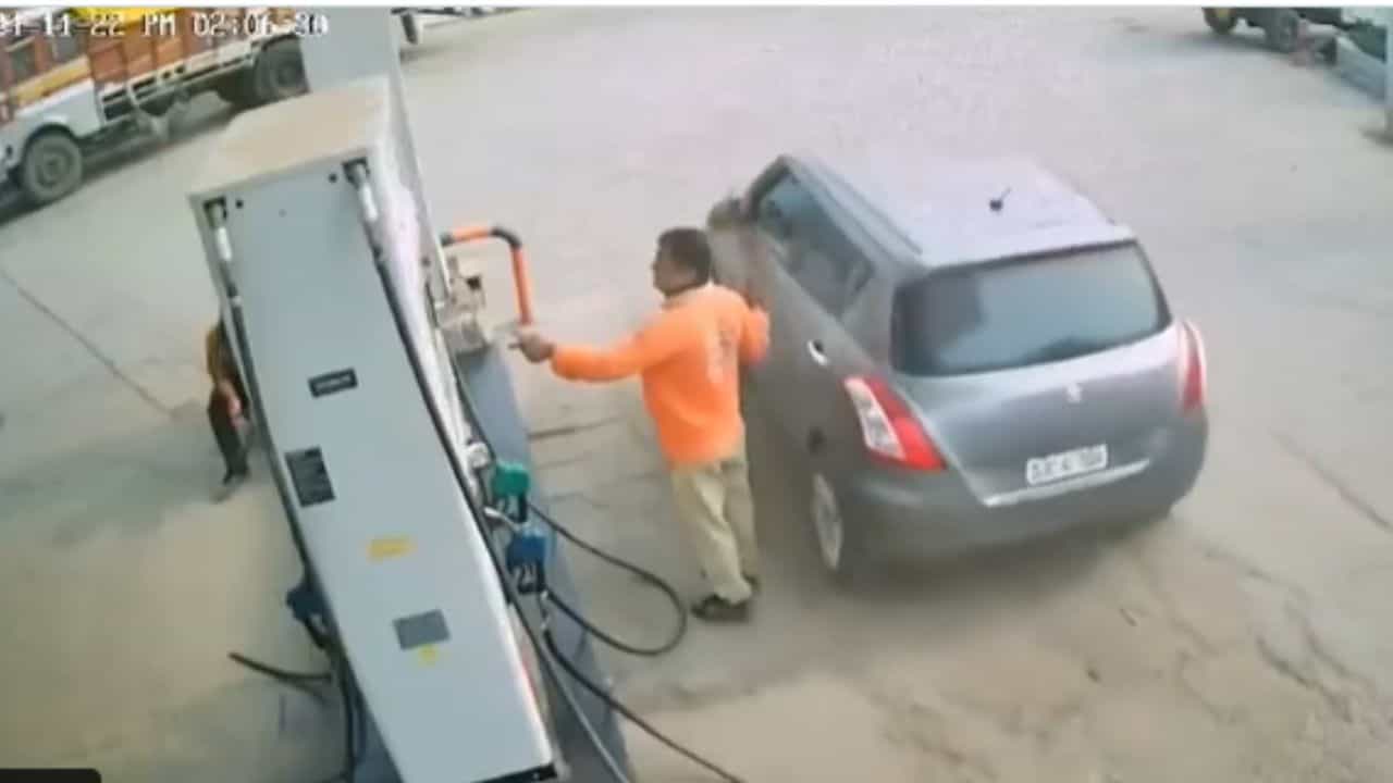 Viral: ಬಂಕ್ನಲ್ಲಿ ಡೀಸೆಲ್ ಹಣ ಕೊಡದೆ ಕಾರ್ ಚಾಲಕ ಪರಾರಿ, ಪೊಲೀಸ್ ಎಂಟ್ರಿ ;ಮುಂದೇನಾಯ್ತು ನೋಡಿ… Viral: ಬಂಕ್ನಲ್ಲಿ ಡೀಸೆಲ್ ಹಣ ಕೊಡದೆ ಕಾರ್ ಚಾಲಕ ಪರಾರಿ, ಪೊಲೀಸ್ ಎಂಟ್ರಿ ;ಮುಂದೇನಾಯ್ತು ನೋಡಿ…