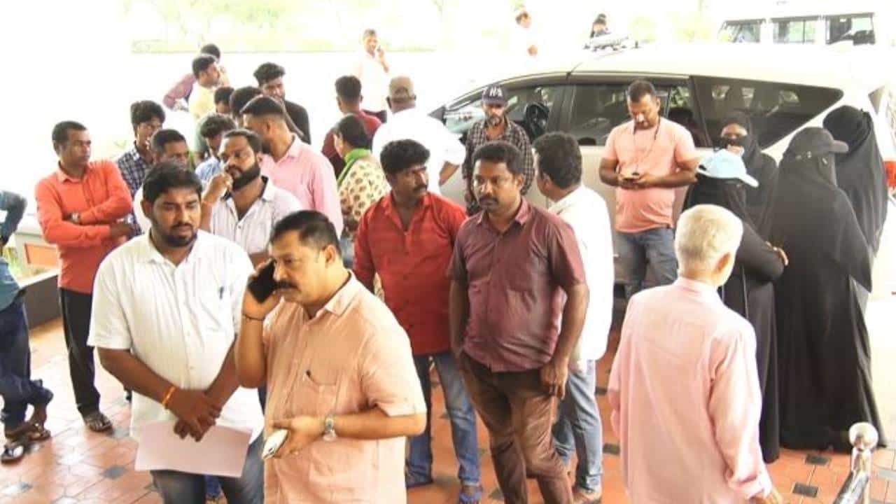 ಉಡುಪಿ: ಮೈಕ್ರೋ ಫೈನಾನ್ಸ್ ಕಿರುಕುಳ ಆರೋಪ, 20 ಸಾವಿರ ಸಾಲಕ್ಕೆ 2 ಲಕ್ಷ ರೂ ವಸೂಲಿಗಿಳಿದ ಬ್ಯಾಂಕ್ ಸಿಬ್ಬಂದಿ ಉಡುಪಿ: ಮೈಕ್ರೋ ಫೈನಾನ್ಸ್ ಕಿರುಕುಳ ಆರೋಪ, 20 ಸಾವಿರ ಸಾಲಕ್ಕೆ 2 ಲಕ್ಷ ರೂ ವಸೂಲಿಗಿಳಿದ ಬ್ಯಾಂಕ್ ಸಿಬ್ಬಂದಿ