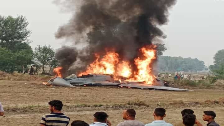 ಆಗ್ರಾ ಬಳಿ ಮಿಗ್-29 ಯುದ್ಧ ವಿಮಾನ ಪತನ; ಪೈಲಟ್ಗಳು ಪಾರು ಆಗ್ರಾ ಬಳಿ ಮಿಗ್-29 ಯುದ್ಧ ವಿಮಾನ ಪತನ; ಪೈಲಟ್ಗಳು ಪಾರು