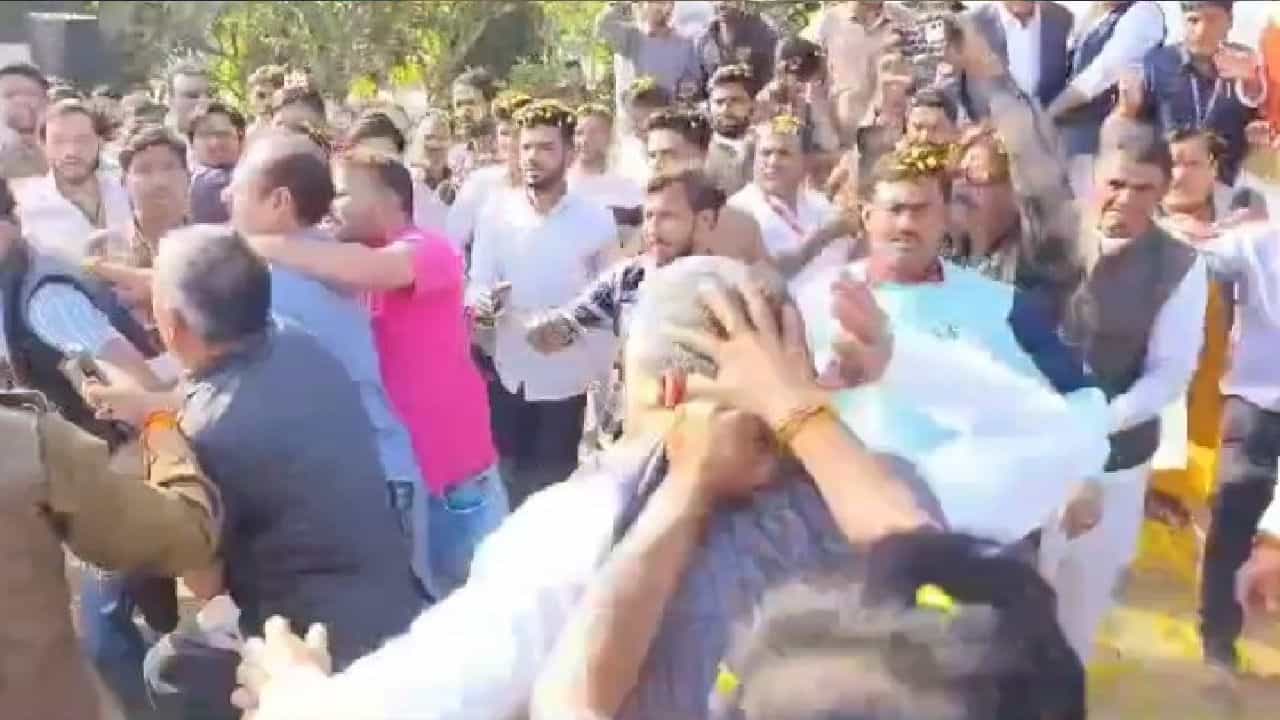 ವೇದಿಕೆಯಲ್ಲೇ ಮಾಜಿ ಬಿಜೆಪಿ ಶಾಸಕನಿಗೆ ಪಕ್ಷದ ಕಾರ್ಯಕರ್ತರಿಂದ ಥಳಿತ ವೇದಿಕೆಯಲ್ಲೇ ಮಾಜಿ ಬಿಜೆಪಿ ಶಾಸಕನಿಗೆ ಪಕ್ಷದ ಕಾರ್ಯಕರ್ತರಿಂದ ಥಳಿತ